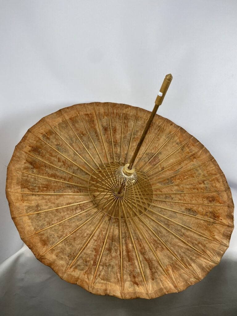 JAPON, XXe siècle - Ombrelle à décor de hérons dans un paysage