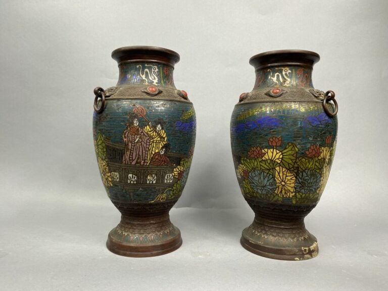 JAPON, XXe siècle - Paire de vases balustres en bronze cloisonnés. L'épaulement…
