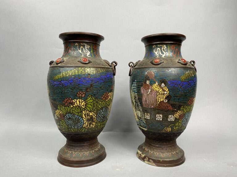 JAPON, XXe siècle - Paire de vases balustres en bronze cloisonnés. L'épaulement…