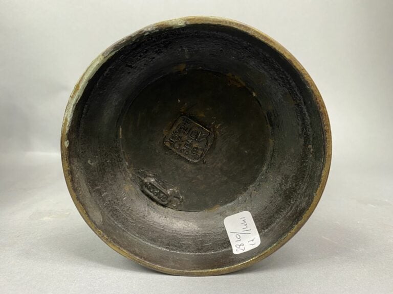 JAPON, XXe siècle - Paire de vases balustres en bronze cloisonnés. L'épaulement…