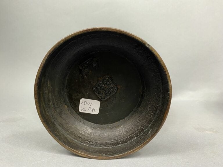 JAPON, XXe siècle - Paire de vases balustres en bronze cloisonnés. L'épaulement…