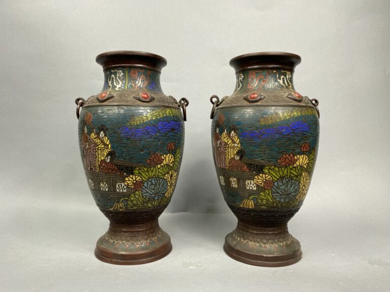 JAPON, XXe siècle - Paire de vases balustres en bronze cloisonnés. L'épaulement…