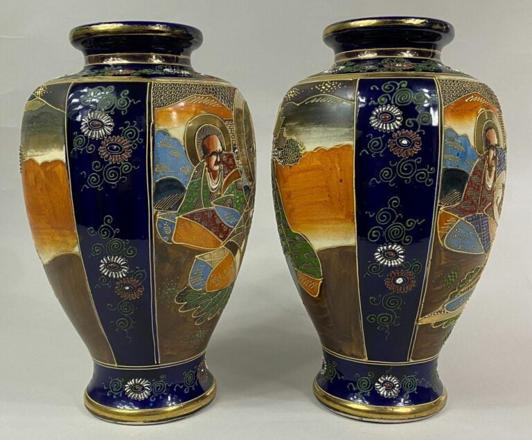 JAPON, XXe siècle - Paire de vases balustres en faïence de Satsuma sur fond ble…