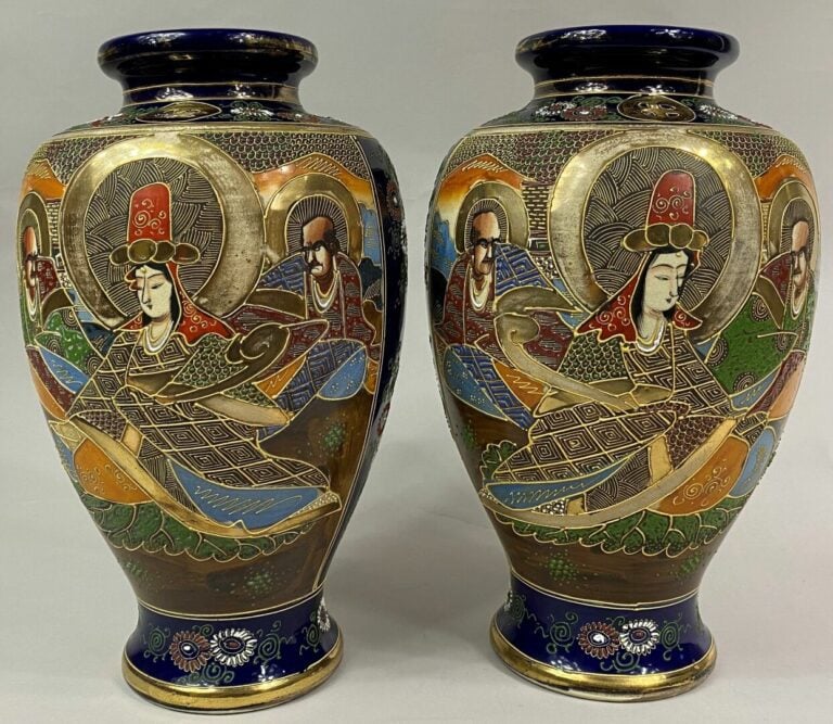 JAPON, XXe siècle - Paire de vases balustres en faïence de Satsuma sur fond ble…