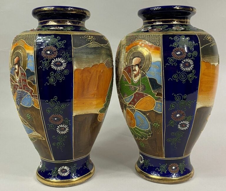 JAPON, XXe siècle - Paire de vases balustres en faïence de Satsuma sur fond ble…