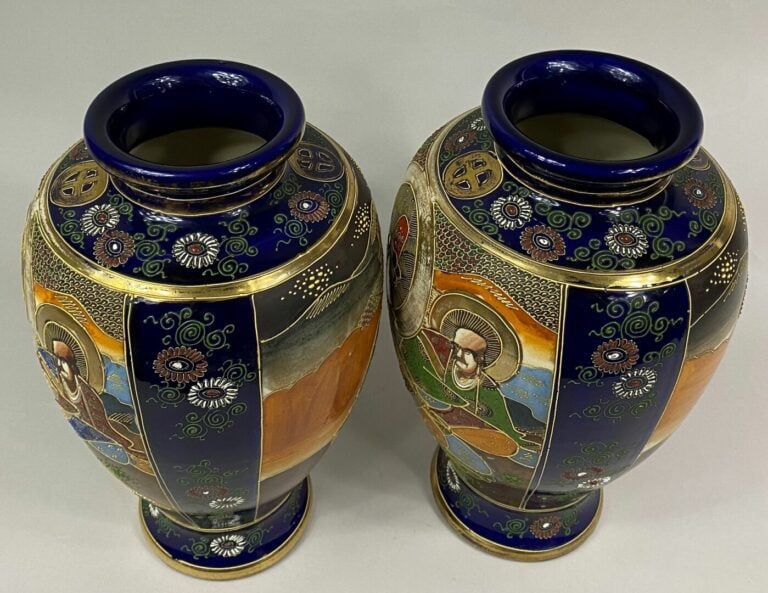 JAPON, XXe siècle - Paire de vases balustres en faïence de Satsuma sur fond ble…