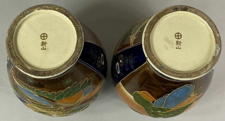 JAPON, XXe siècle - Paire de vases balustres en faïence de Satsuma sur fond ble…