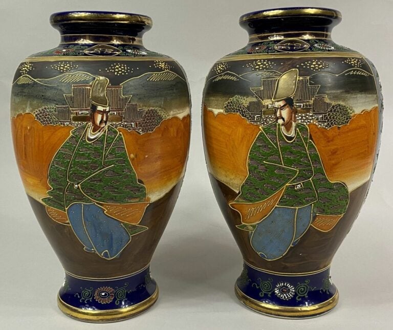 JAPON, XXe siècle - Paire de vases balustres en faïence de Satsuma sur fond ble…