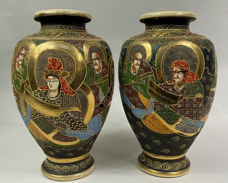 JAPON, XXe siècle - Paire de vases balustres en faïence de Satsuma sur fond dor…