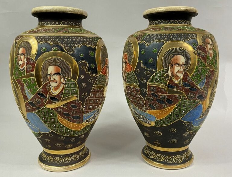 JAPON, XXe siècle - Paire de vases balustres en faïence de Satsuma sur fond dor…