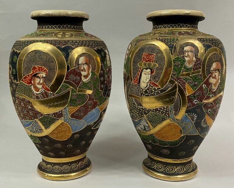 JAPON, XXe siècle - Paire de vases balustres en faïence de Satsuma sur fond dor…