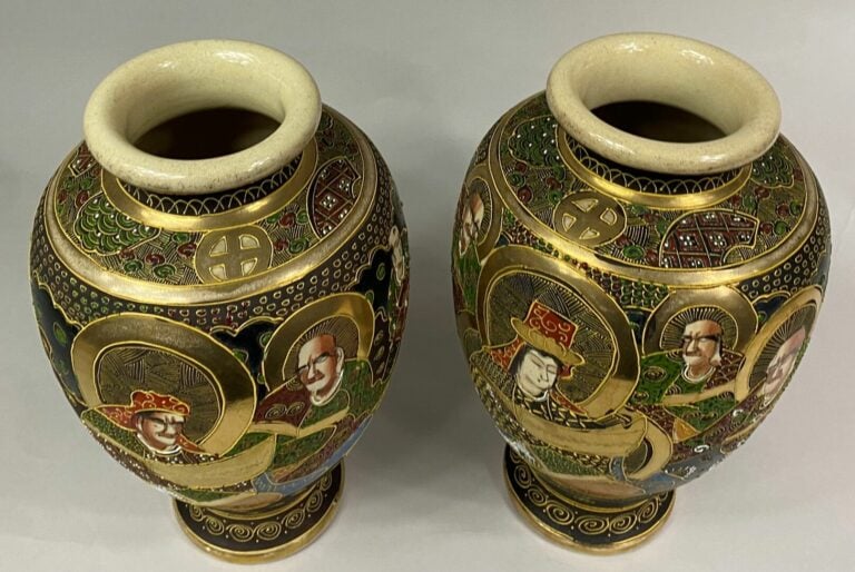 JAPON, XXe siècle - Paire de vases balustres en faïence de Satsuma sur fond dor…