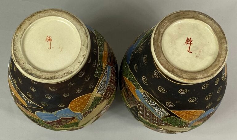 JAPON, XXe siècle - Paire de vases balustres en faïence de Satsuma sur fond dor…