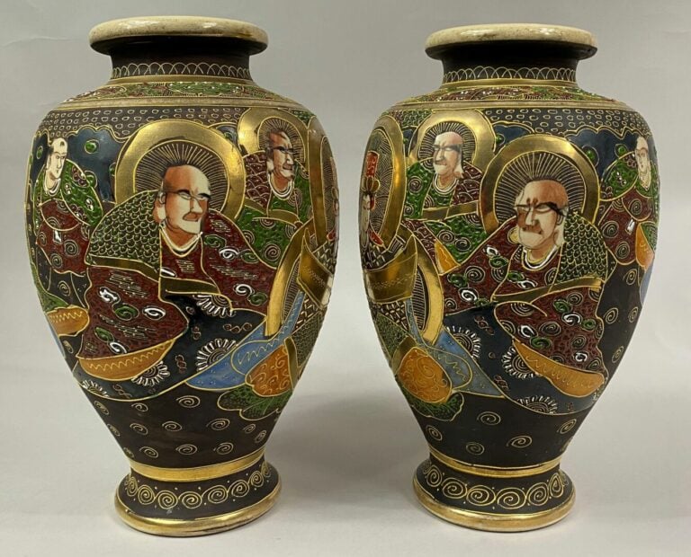 JAPON, XXe siècle - Paire de vases balustres en faïence de Satsuma sur fond dor…