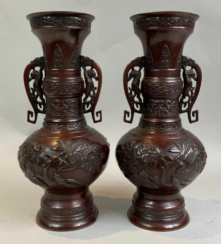 JAPON, XXe siècle - Paire de vases en bronze à patine brune à décor de branchag…
