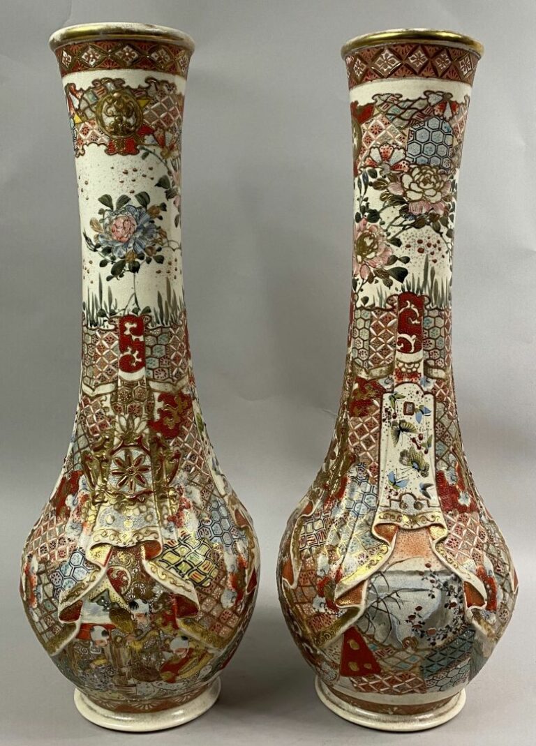 JAPON, XXe siècle - Paire de vases piriformes en faïence de Satsuma. Tous deux…