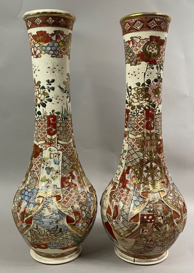 JAPON, XXe siècle - Paire de vases piriformes en faïence de Satsuma. Tous deux…