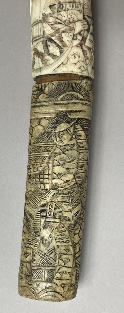 JAPON - XXe siècle - Sabre de type Wakizashi. Monture en os sculpté de sages, e…