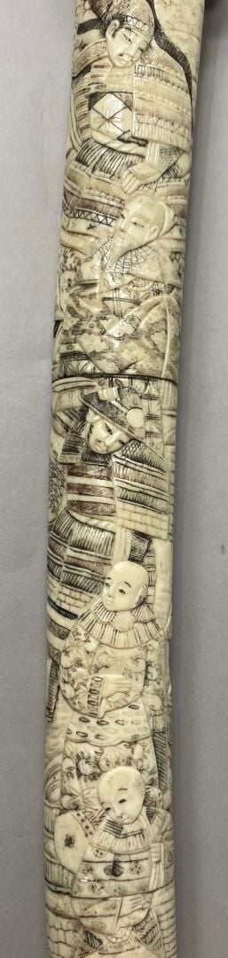 JAPON - XXe siècle - Sabre de type Wakizashi. Monture en os sculpté de sages, e…