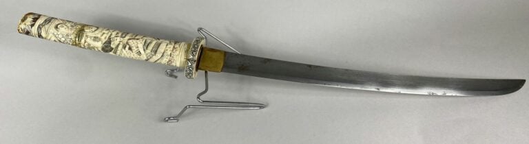 JAPON - XXe siècle - Sabre de type Wakizashi. Monture en os sculpté de sages, e…