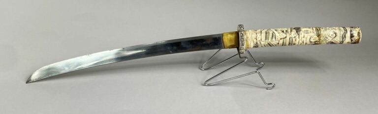 JAPON - XXe siècle - Sabre de type Wakizashi. Monture en os sculpté de sages, e…