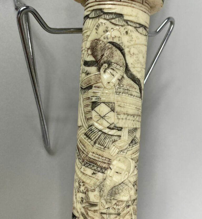 JAPON - XXe siècle - Sabre de type Wakizashi. Monture en os sculpté de sages, e…