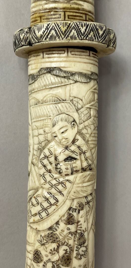 JAPON - XXe siècle - Sabre de type Wakizashi. Monture en os sculpté de sages, e…
