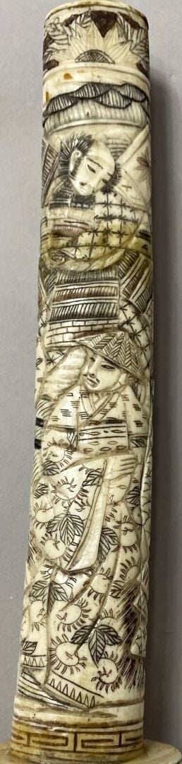 JAPON - XXe siècle - Sabre de type Wakizashi. Monture en os sculpté de sages, e…