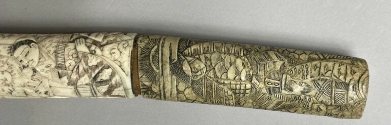 JAPON - XXe siècle - Sabre de type Wakizashi. Monture en os sculpté de sages, e…