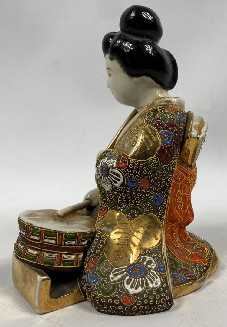 JAPON, XXe siècle - Sujet en porcelaine émaillé polychrome, Satsuma. A l'effigi…