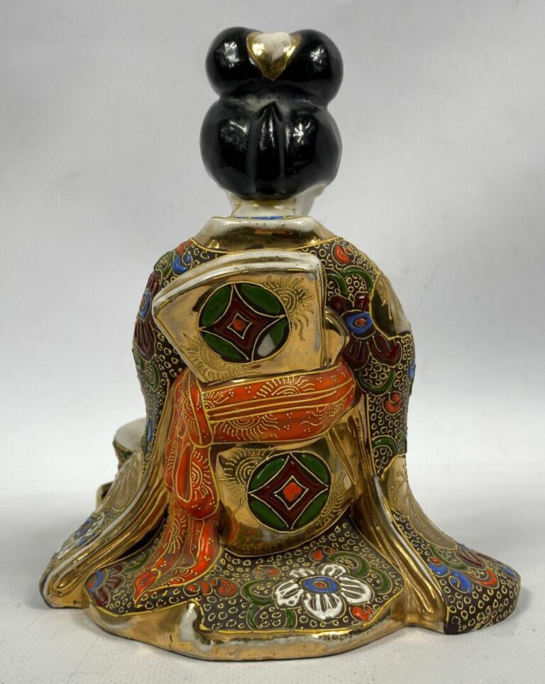 JAPON, XXe siècle - Sujet en porcelaine émaillé polychrome, Satsuma. A l'effigi…