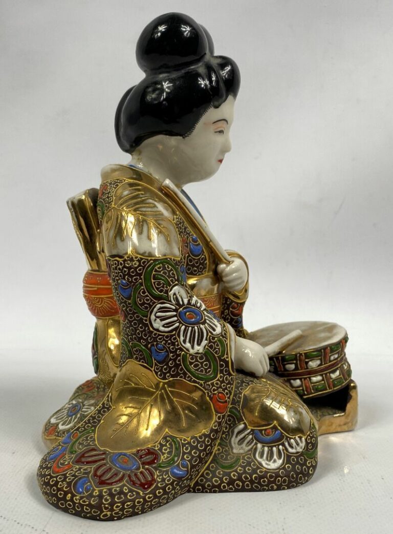 JAPON, XXe siècle - Sujet en porcelaine émaillé polychrome, Satsuma. A l'effigi…