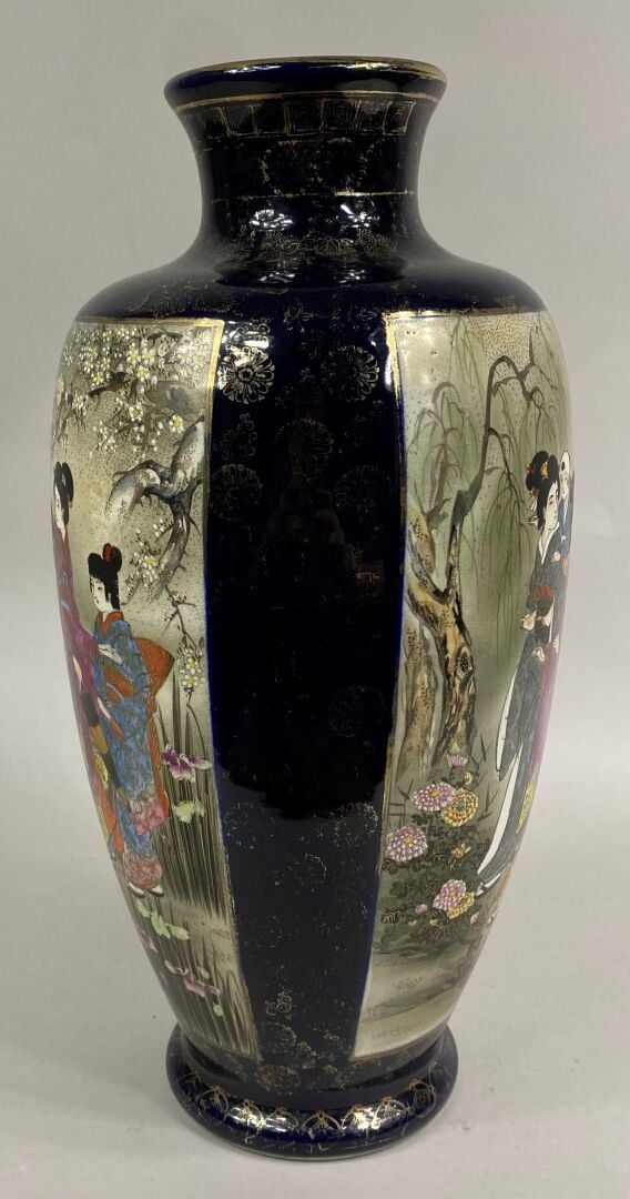 JAPON, XXe siècle - Vase balustre en faïence émaillée à décor de paysages où ge…