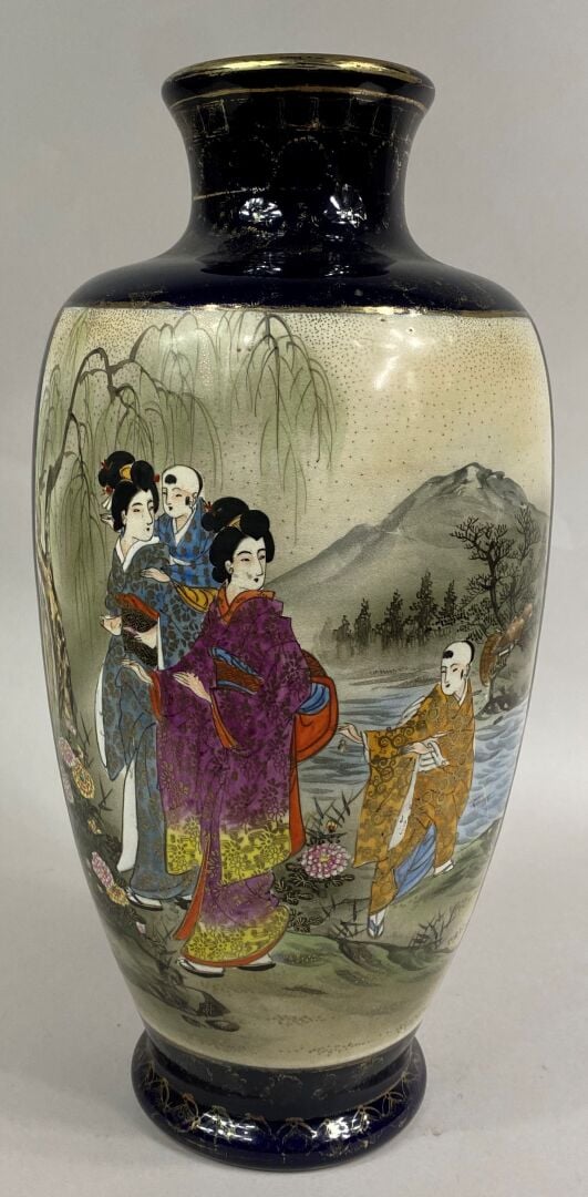 JAPON, XXe siècle - Vase balustre en faïence émaillée à décor de paysages où ge…