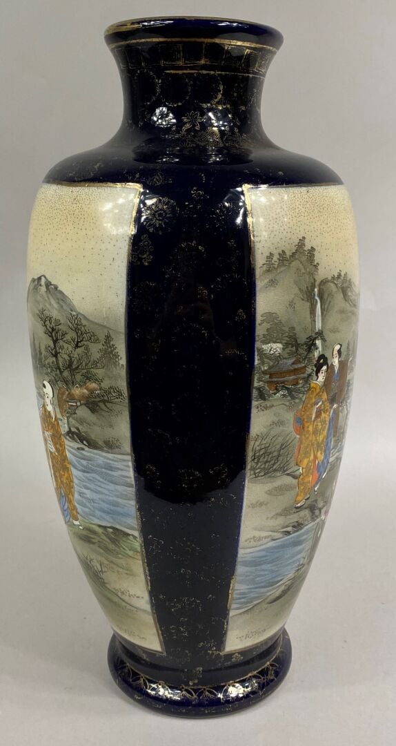 JAPON, XXe siècle - Vase balustre en faïence émaillée à décor de paysages où ge…