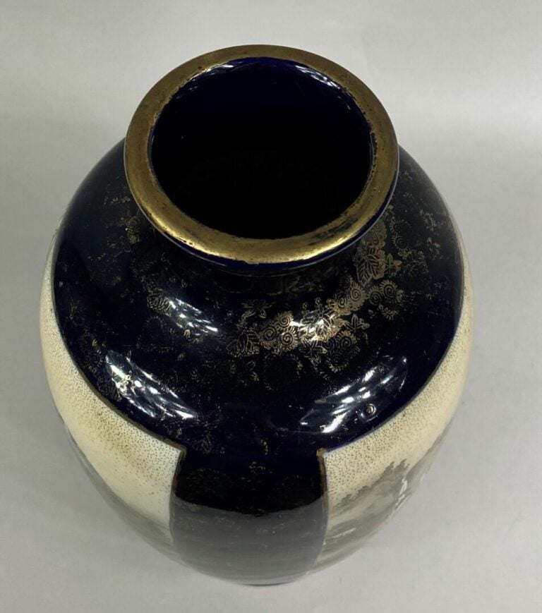 JAPON, XXe siècle - Vase balustre en faïence émaillée à décor de paysages où ge…
