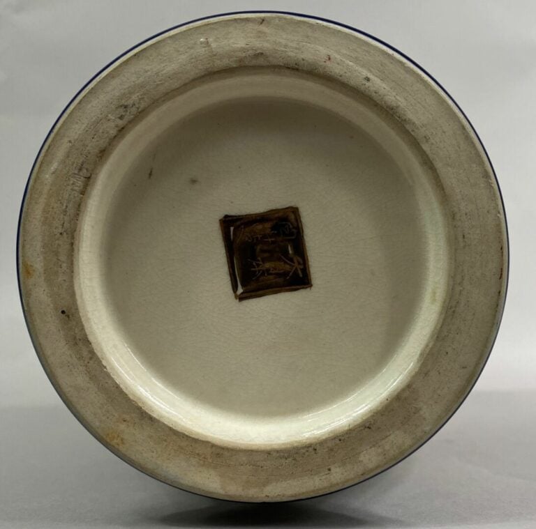 JAPON, XXe siècle - Vase balustre en faïence émaillée à décor de paysages où ge…