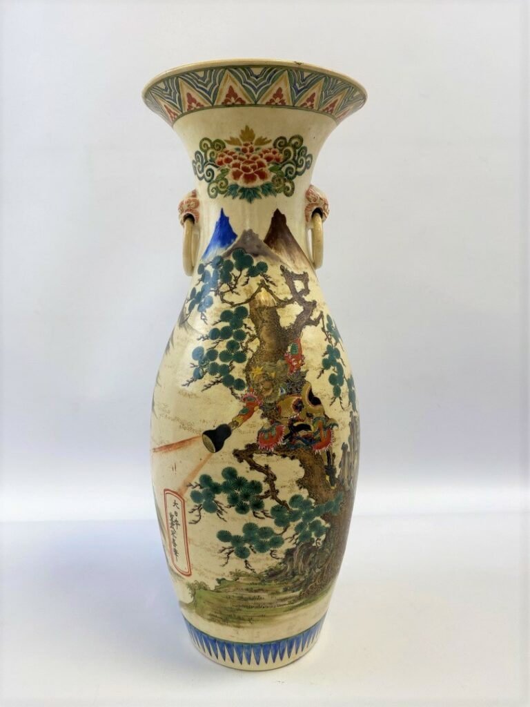 JAPON, XXe siècle - Vase balustre en porcelaine de Satsuma, orné d'un paysage m…