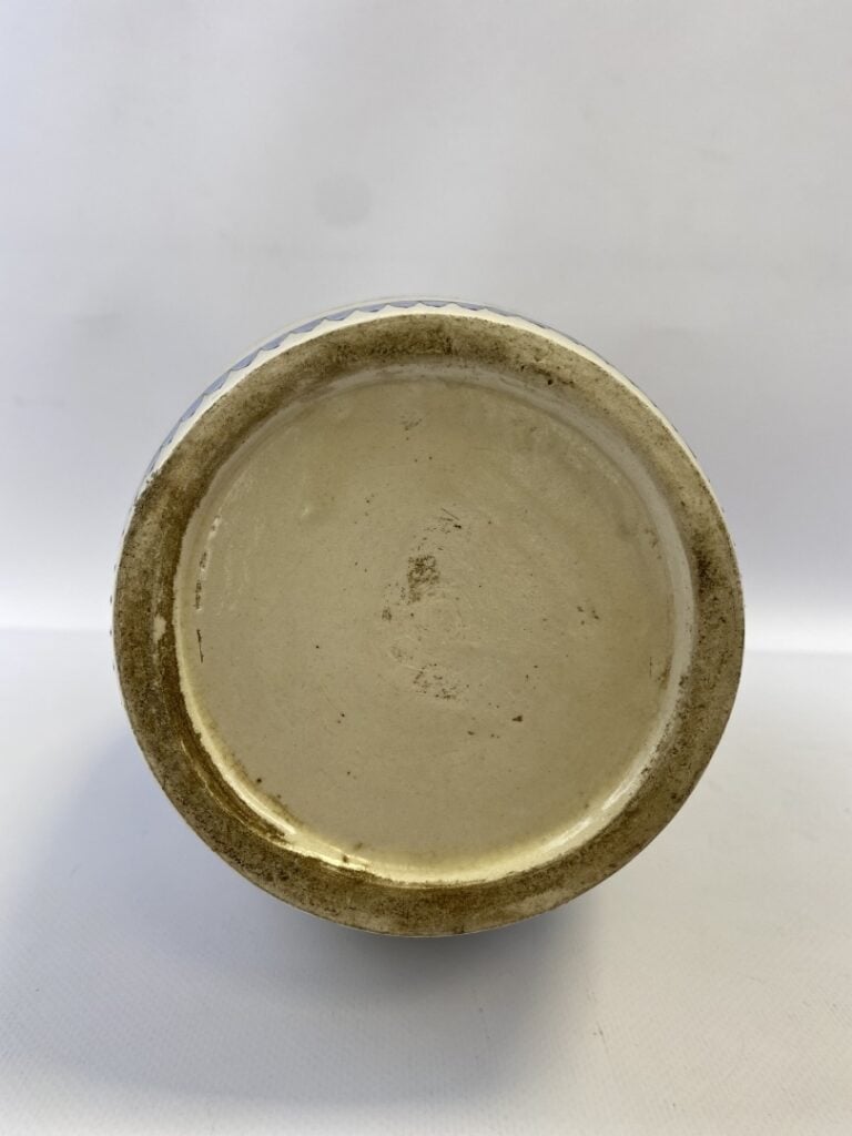 JAPON, XXe siècle - Vase balustre en porcelaine de Satsuma, orné d'un paysage m…