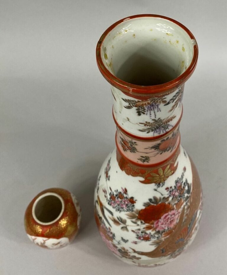 JAPON, XXe siècle - Vase bouteille annelé en porcelaine émaillée Kutani, à déco…