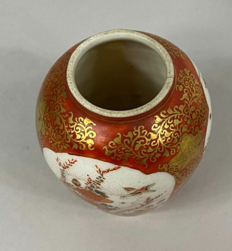 JAPON, XXe siècle - Vase bouteille annelé en porcelaine émaillée Kutani, à déco…