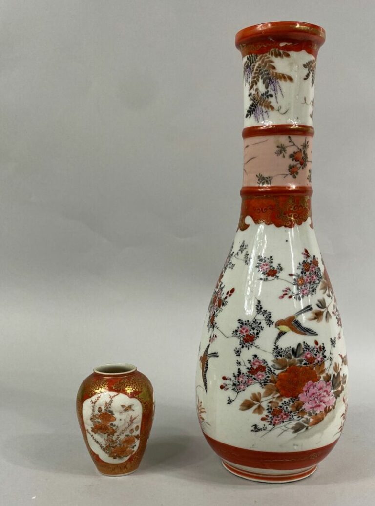 JAPON, XXe siècle - Vase bouteille annelé en porcelaine émaillée Kutani, à déco…