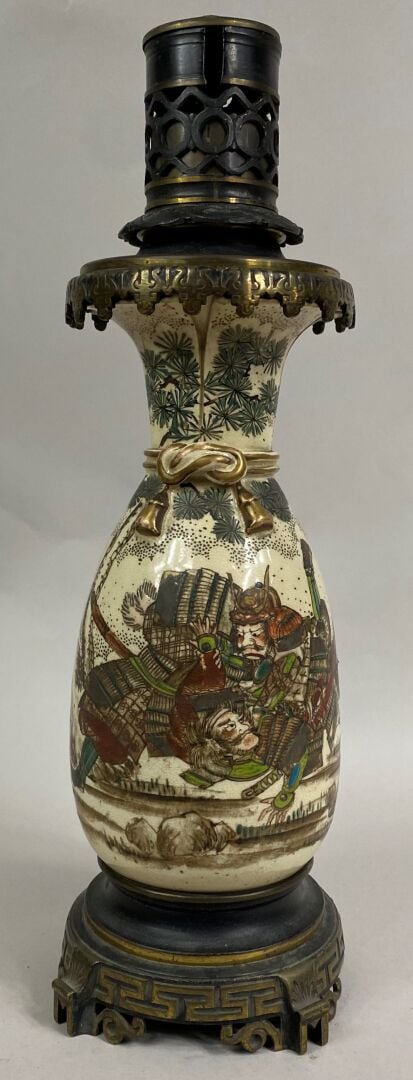 JAPON, XXe siècle - Vase bouteille en faïence de Satsuma à décor de personnages…
