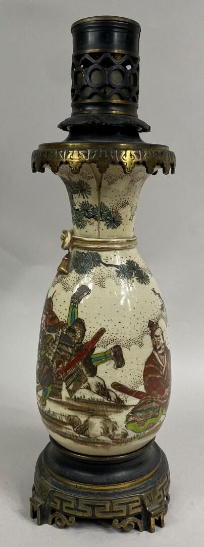 JAPON, XXe siècle - Vase bouteille en faïence de Satsuma à décor de personnages…