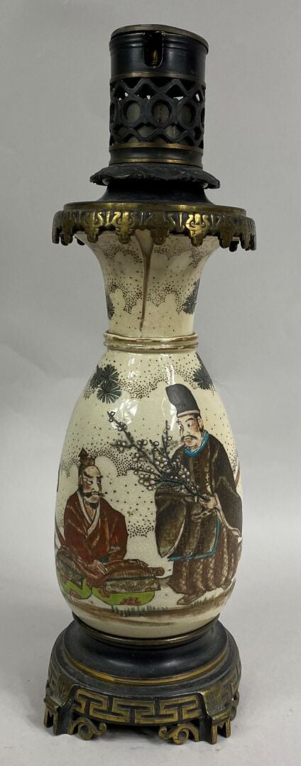 JAPON, XXe siècle - Vase bouteille en faïence de Satsuma à décor de personnages…