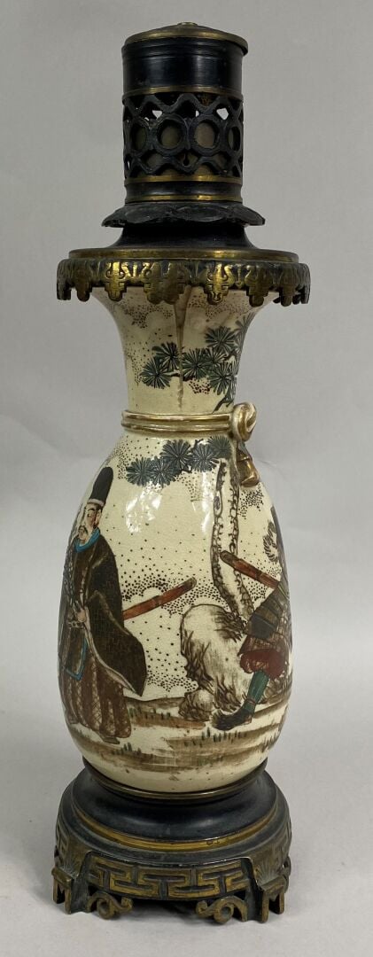 JAPON, XXe siècle - Vase bouteille en faïence de Satsuma à décor de personnages…