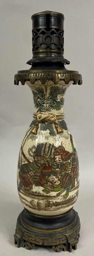 JAPON, XXe siècle - Vase bouteille en faïence de Satsuma à décor de personnages…