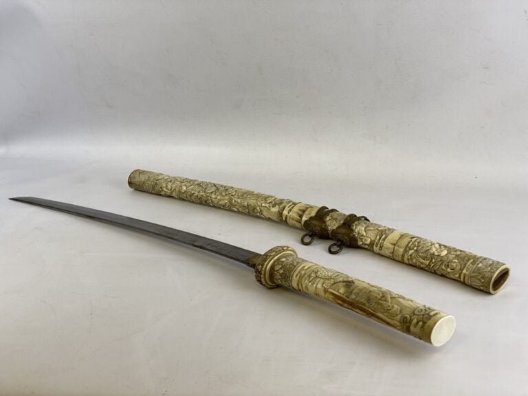 JAPON - XXe siècle - Wakizashi, shinogi zukuri, trempe effacée. Monture en os s…