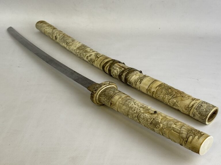 JAPON - XXe siècle - Wakizashi, shinogi zukuri, trempe effacée. Monture en os s…