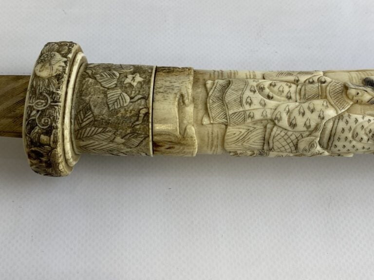 JAPON - XXe siècle - Wakizashi, shinogi zukuri, trempe effacée. Monture en os s…